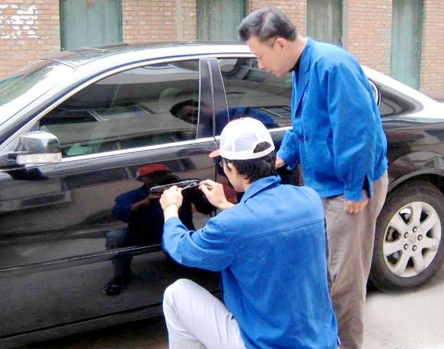 湖南路汽车钥匙丢在车里面怎么办?